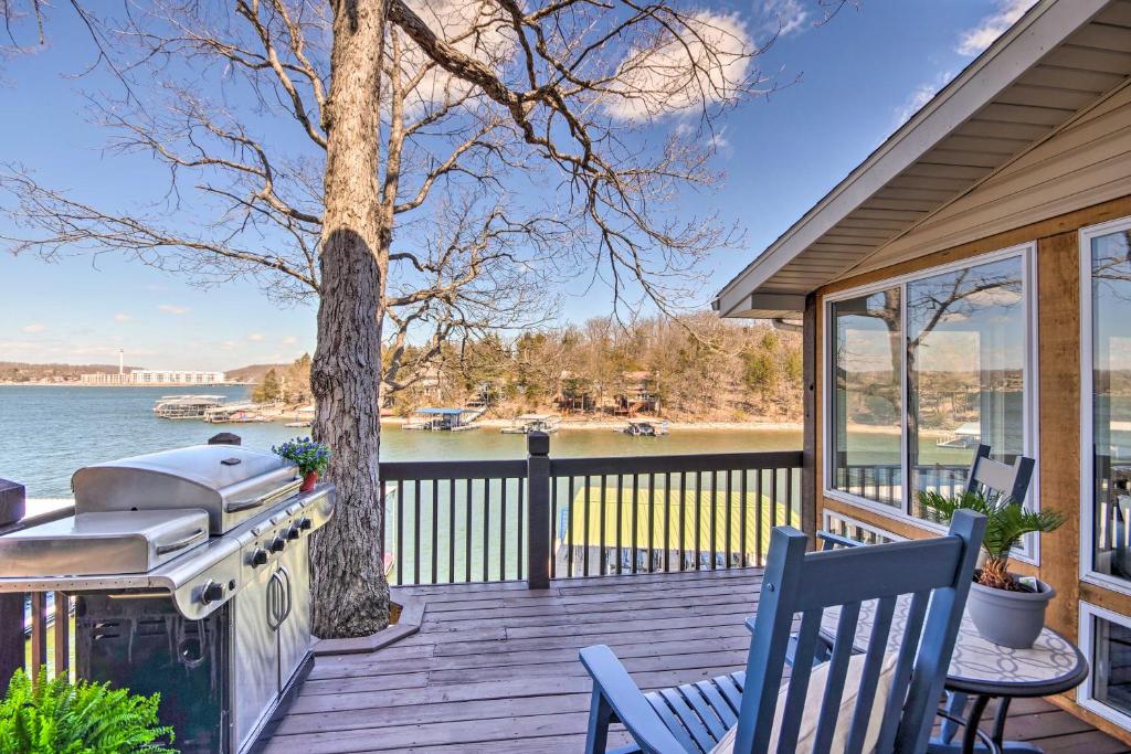 Bright Lake Ozark Home with Private Boat Dock!, Lejk Ozark – ažurirane cene  za 2023. godinu