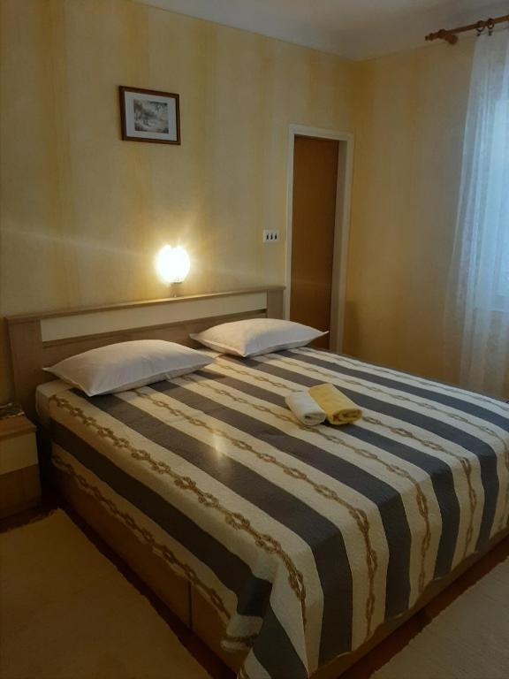 Łóżko lub łóżka w pokoju w obiekcie Apartments and rooms LJUBICA