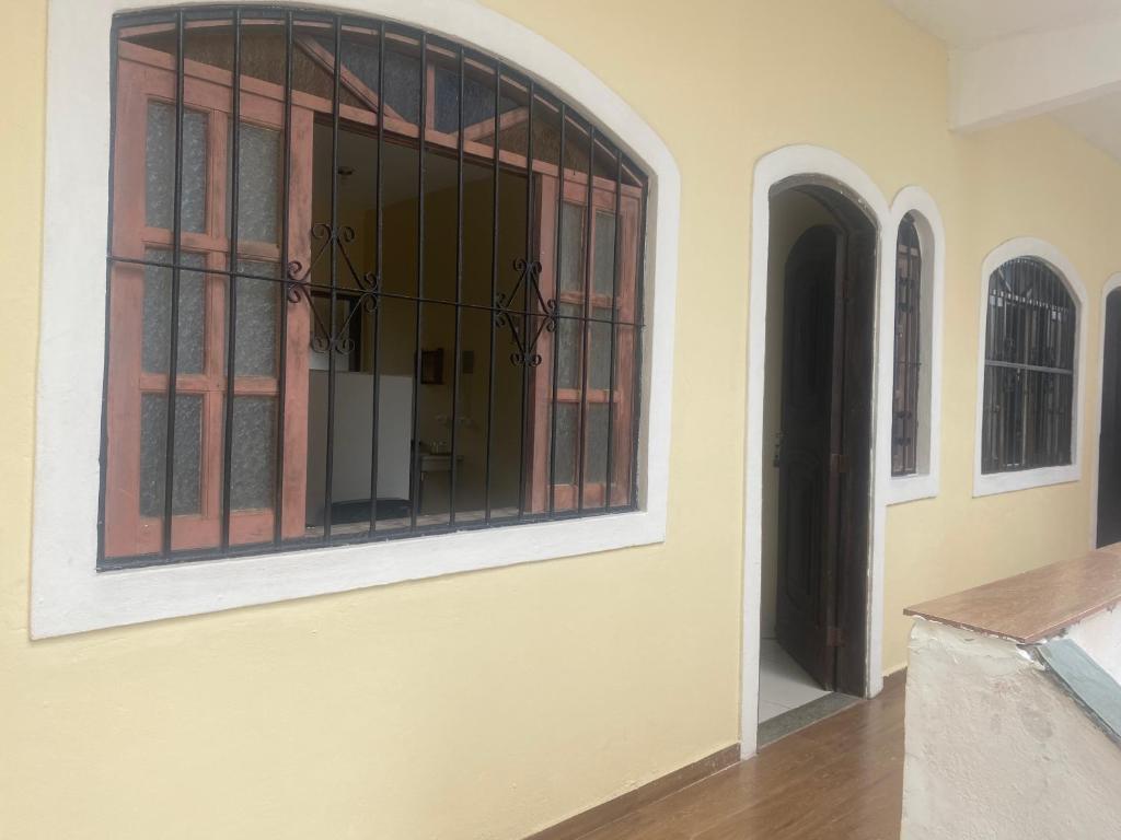 ein leeres Zimmer mit einem Fenster in einem Gebäude in der Unterkunft APARTAMENTO - CASA EM CABO FRIO (BRAGA) in Cabo Frio