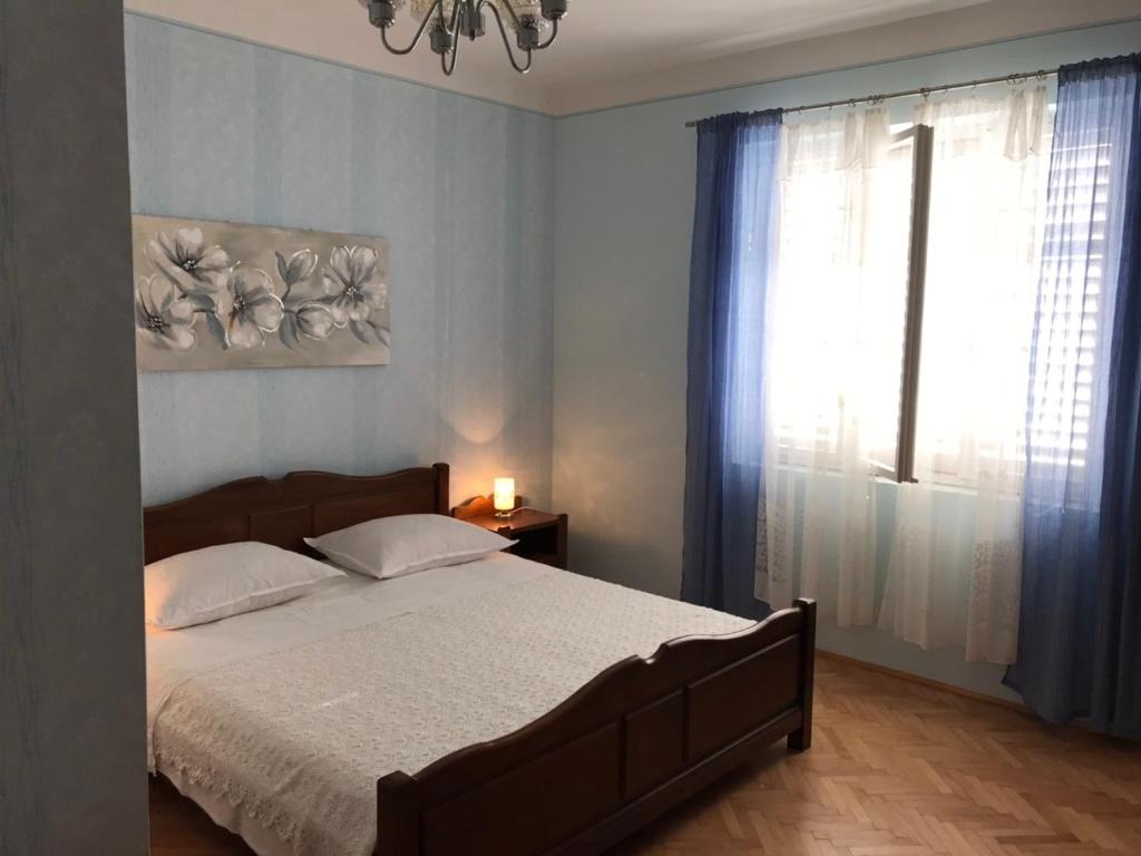 Łóżko lub łóżka w pokoju w obiekcie Apartments and rooms LJUBICA