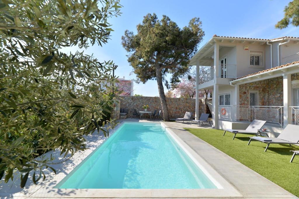 una piscina en el patio trasero de una villa en Lagonisi luxurious residence Ruby's Pool Villa, en Lagonisi
