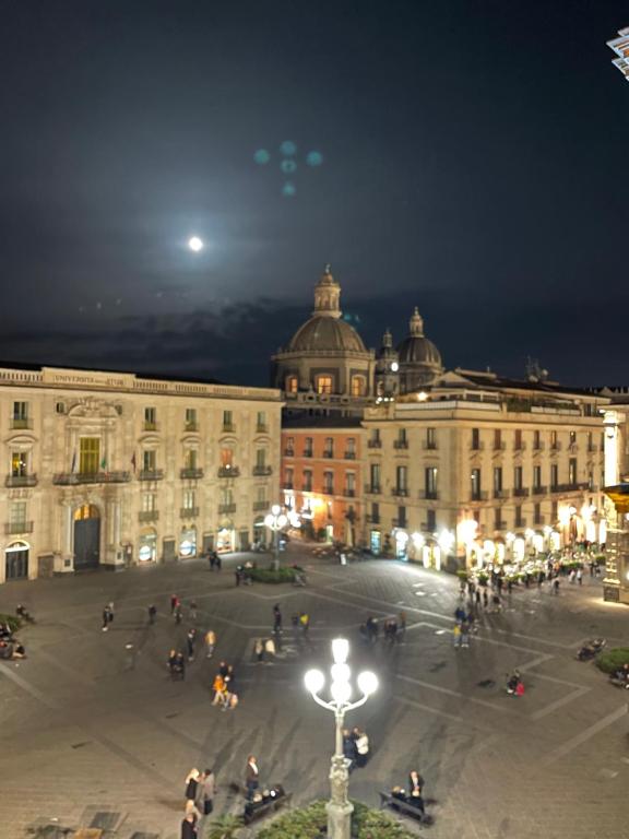 vistas a un gran edificio por la noche en B&B Doralice, en Catania