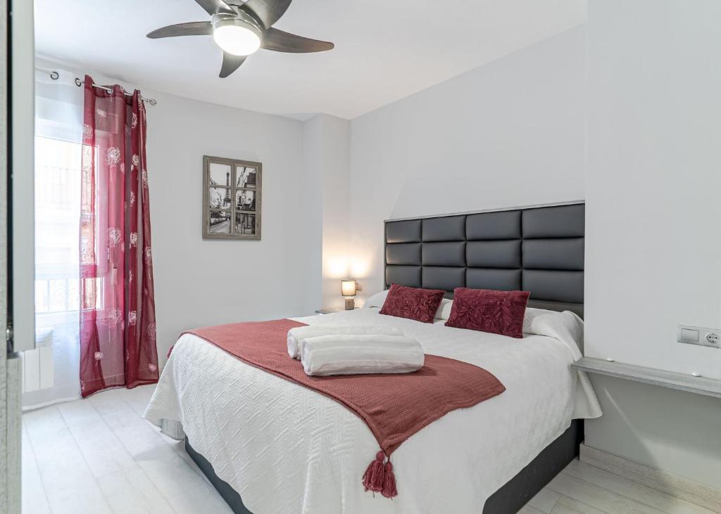 A bed or beds in a room at Apartamento Bazán Granada