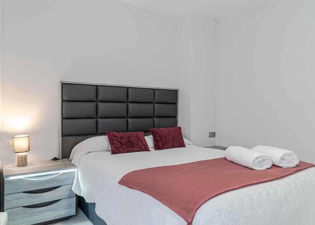 A bed or beds in a room at Apartamento Bazán Granada