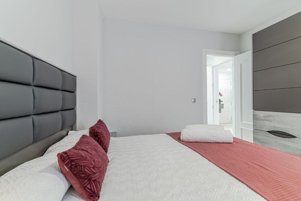 A bed or beds in a room at Apartamento Bazán Granada