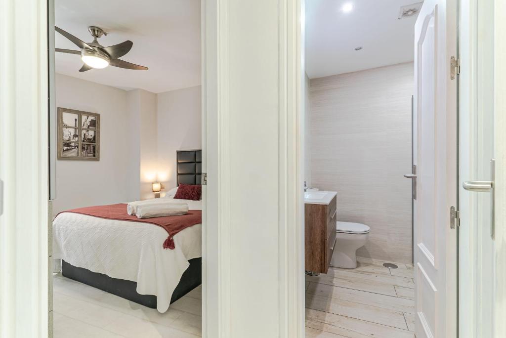 A bed or beds in a room at Apartamento Bazán Granada