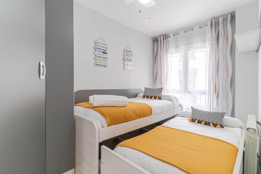 A bed or beds in a room at Apartamento Bazán Granada