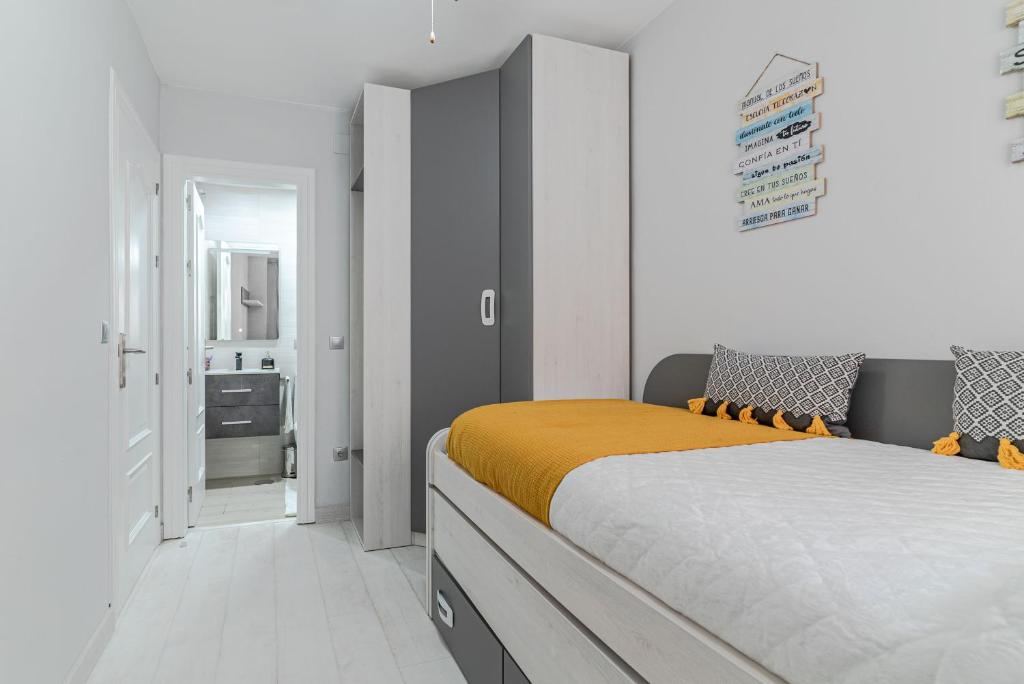 A bed or beds in a room at Apartamento Bazán Granada