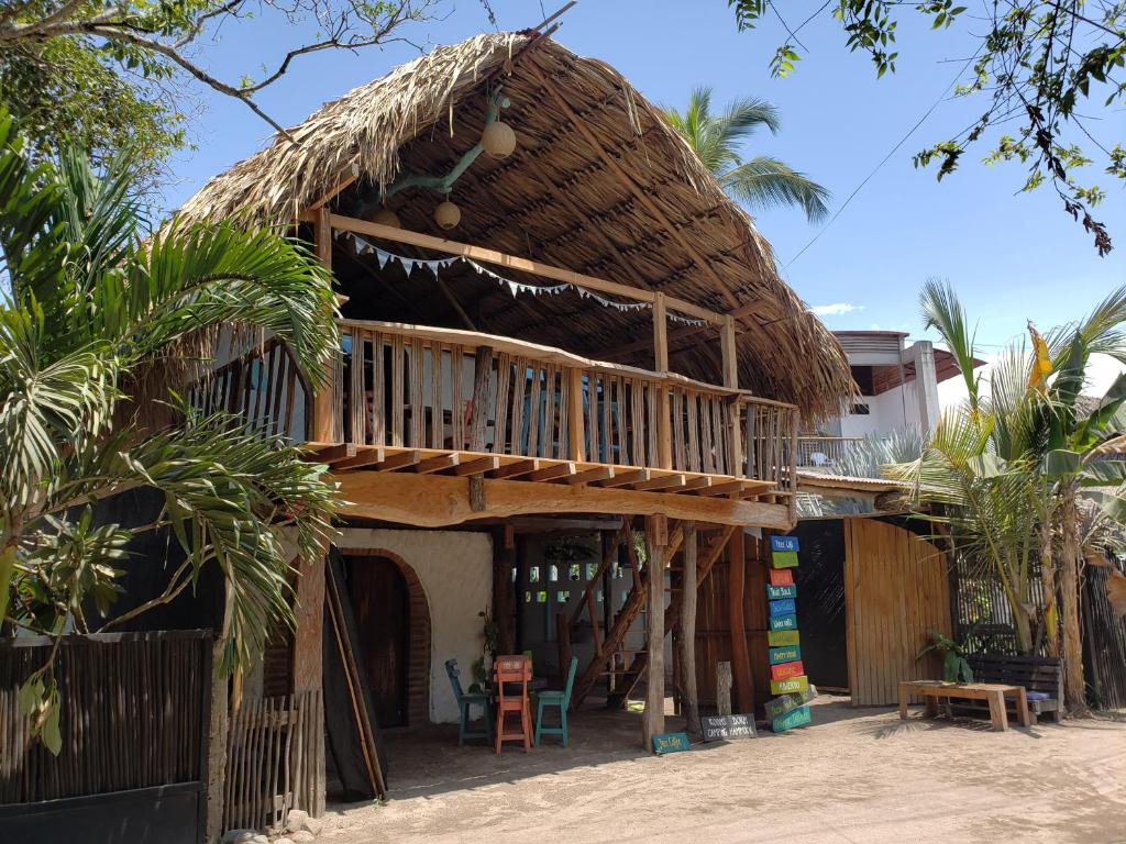 una casa con techo de paja en la playa en Maria Mulata Palomino, en Palomino