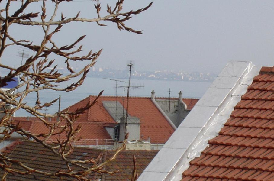 una vista desde el techo de un edificio con techos rojos en Verde Esperança, en Lisboa