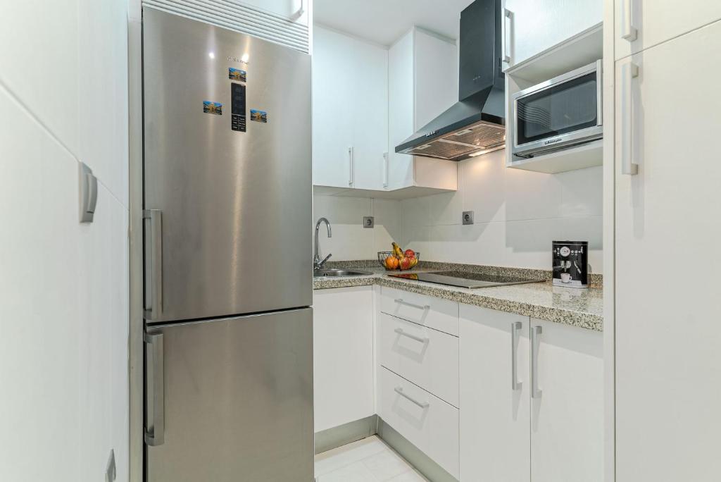 A kitchen or kitchenette at Apartamento Bazán Granada