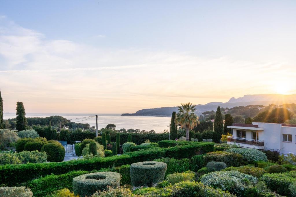 Elle offre une vue sur un jardin planté d'arbres et de buissons. dans l'établissement L'Anglet par Dodo-a-Cassis, à Cassis