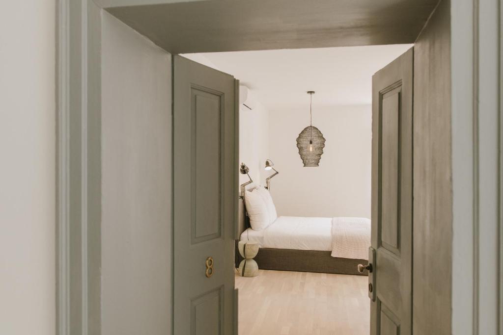 een hal die leidt naar een slaapkamer met een bed bij Pomalo Inn in Vis