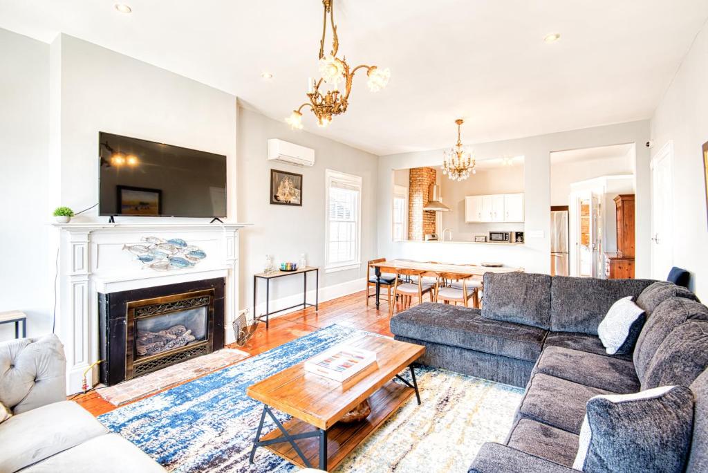 uma sala de estar com um sofá e uma lareira em Hudson Mariner em Hudson