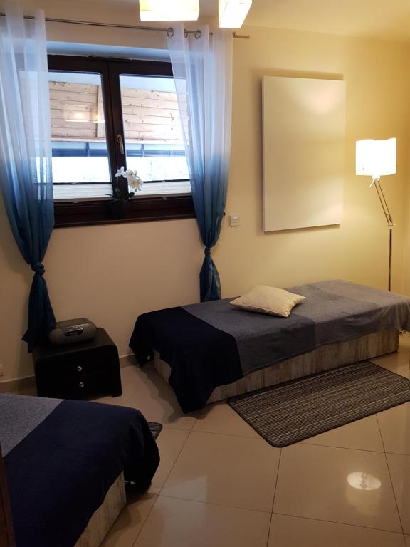Posteľ alebo postele v izbe v ubytovaní BUTOROWY RESIDENCE Apartament "GÓRSKA ORCHIDEA"