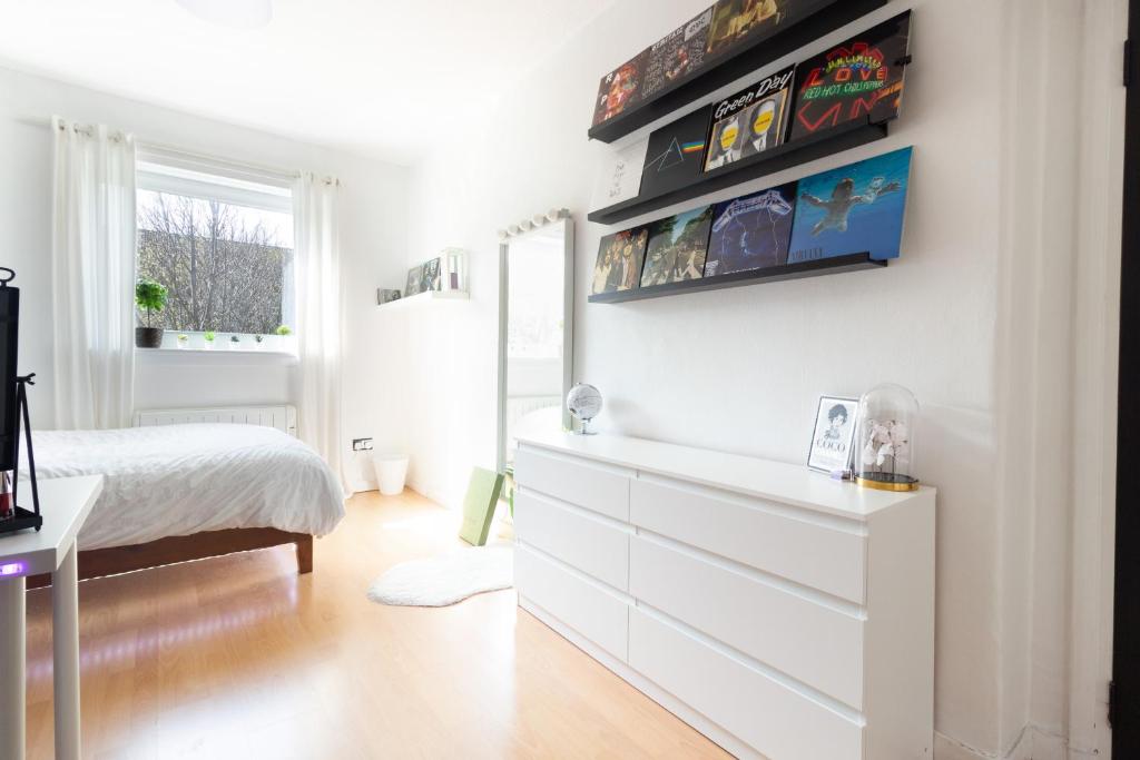 Welcoming, fancy and wide bedroom in Edinburgh