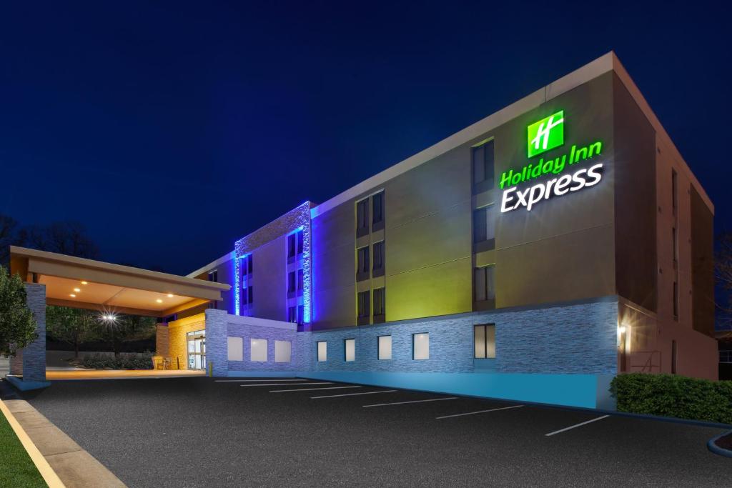 una locanda ospedaliera con un edificio illuminato di notte di Holiday Inn Express Fairfax-Arlington Boulevard, an IHG Hotel a Fairfax