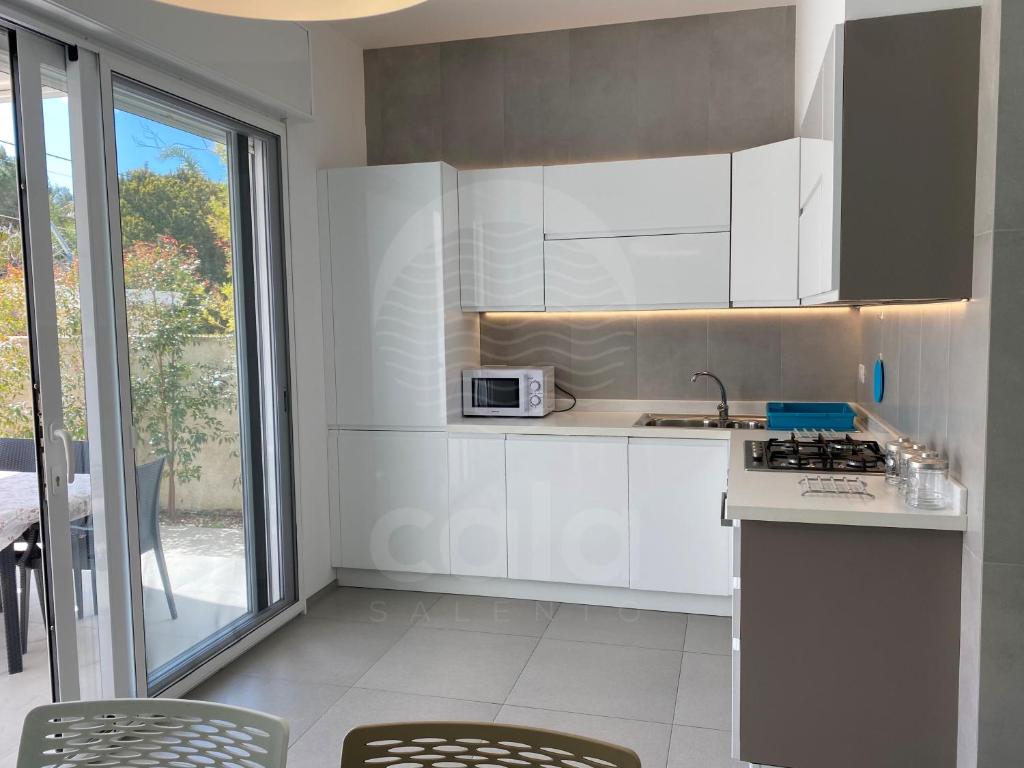 Kuchyň nebo kuchyňský kout v ubytování Villa Grace By Cala Salento