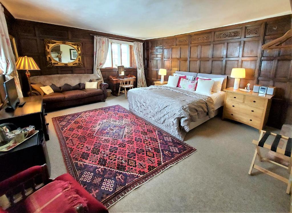 sypialnia z łóżkiem i salon w obiekcie Huntstile Organic Farm w mieście Bridgwater