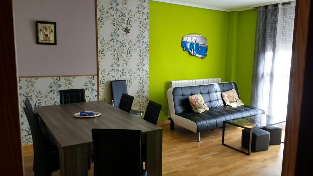 sala de estar con mesa y sofá en Apartamento Golf Buenas Vistas en Cirueña