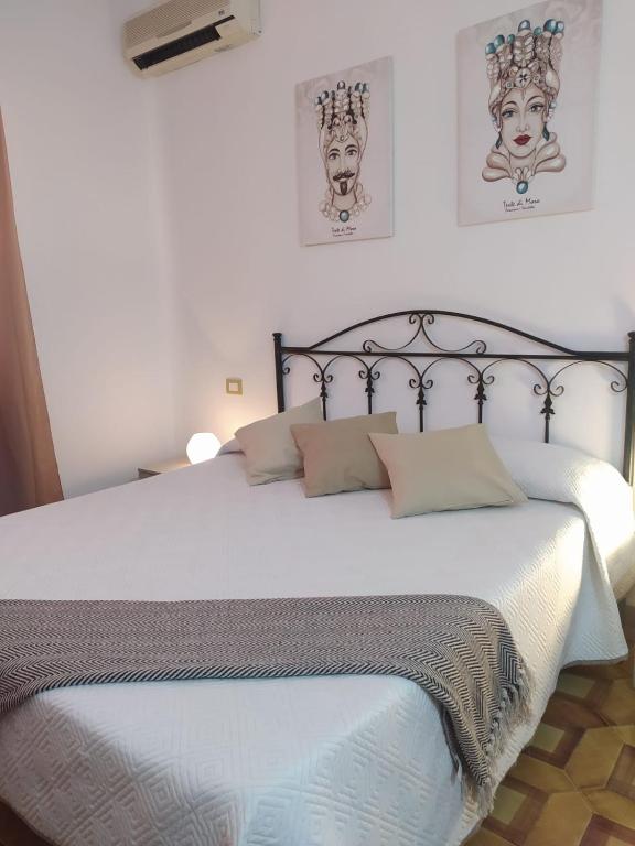 Postel nebo postele na pokoji v ubytování Poesia del Mare B&B