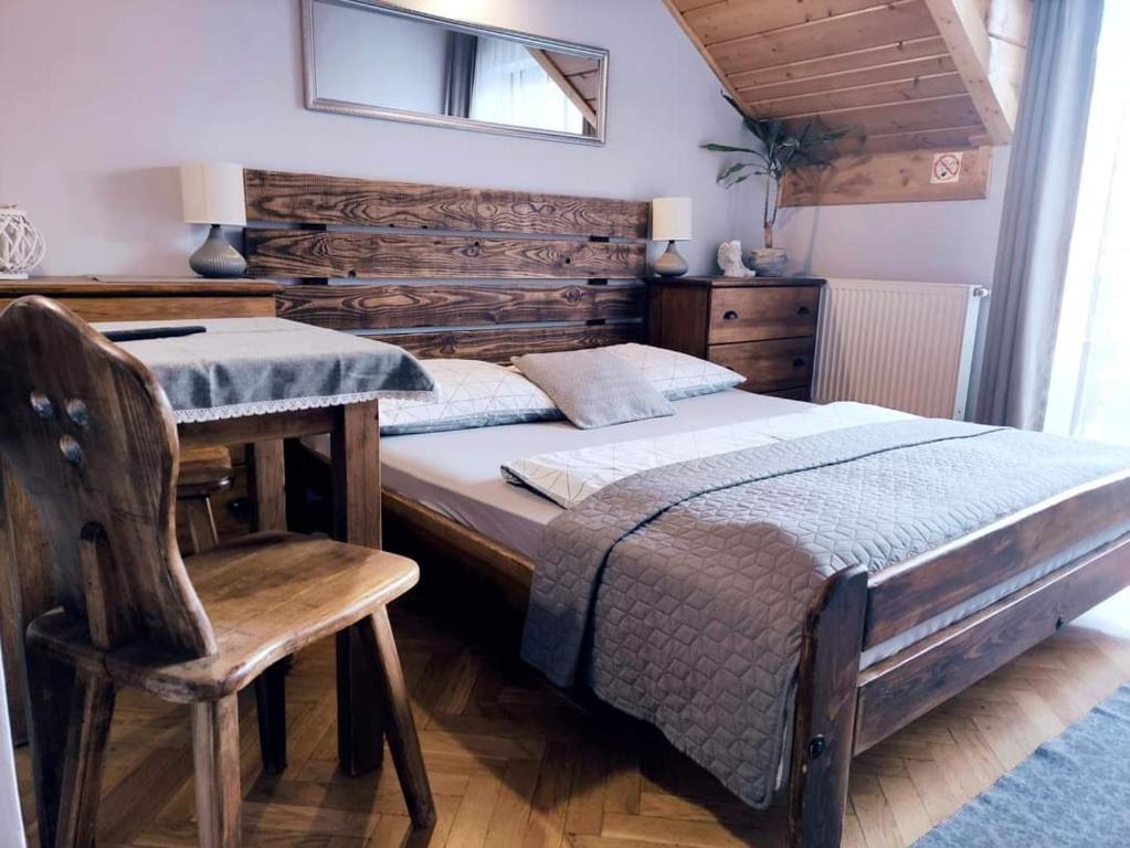 ミシレニツェにあるPodkowaのベッドルーム1室(ベッド1台、テーブル、椅子付)