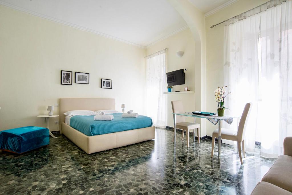 una camera bianca con letto e tavolo di SWEETSUITE Rome a Roma
