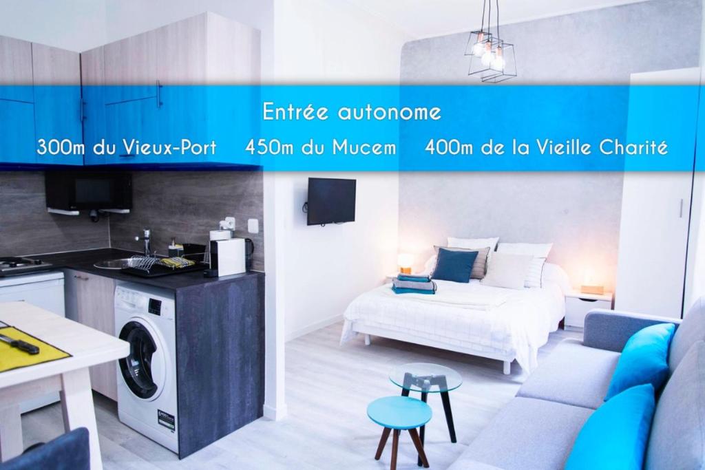 マルセイユにあるStudio Cathédrale Vieux-Port - Mucem - Vieille Charitéのリビングルーム(白いソファ、ベッド付)
