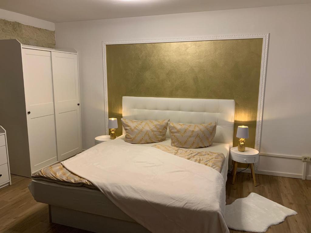 a bedroom with a bed with a large headboard at Appartement im Funkenhöfchen in Pirna