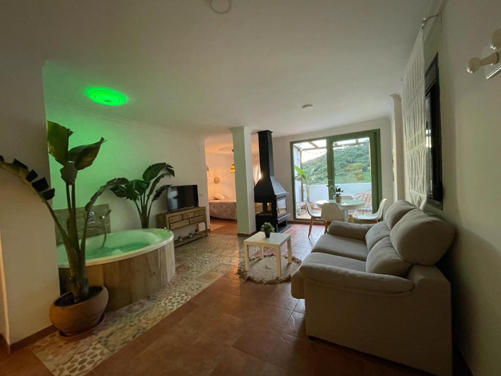 ein Wohnzimmer mit einem Sofa und einer Badewanne in der Unterkunft Suite Rural Oasis in Benamahoma