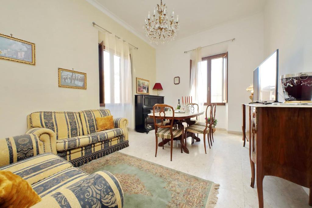 salon z 2 kanapami i stołem w obiekcie Luxury Domus AmaDora w Rzymie