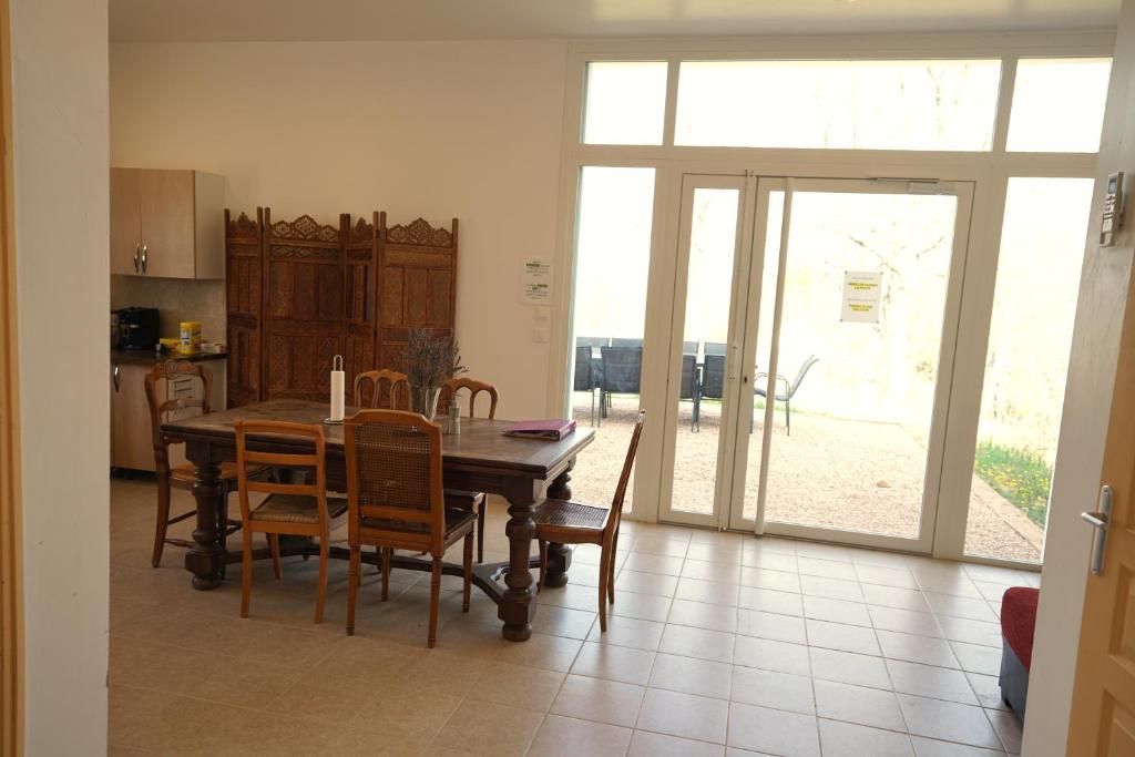 a kitchen and dining room with a table and chairs at Camping Arbre de Vie in Montagnac