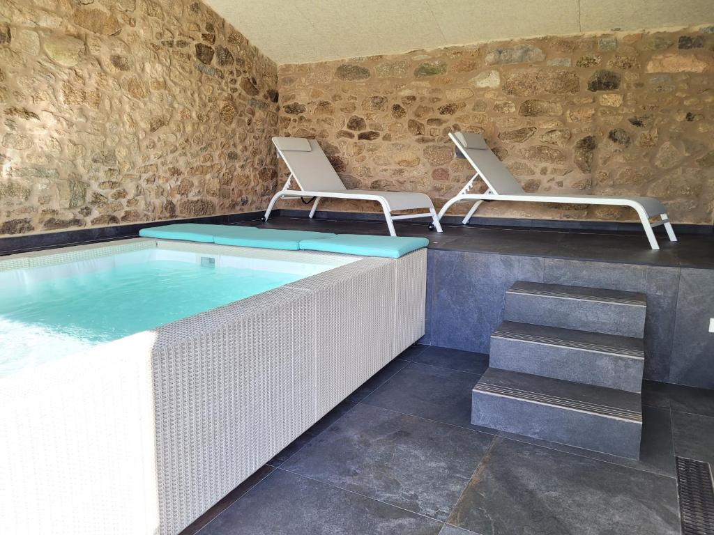 The swimming pool at or close to Casa de Leiro