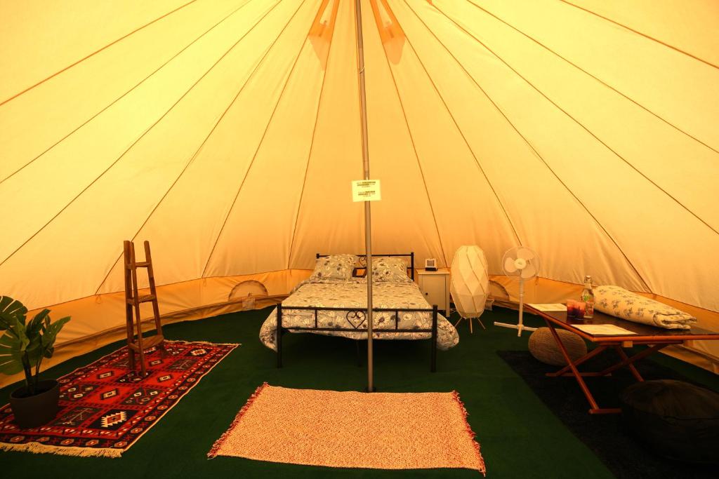 a room with a bed in a tent at Camping Arbre de Vie in Montagnac
