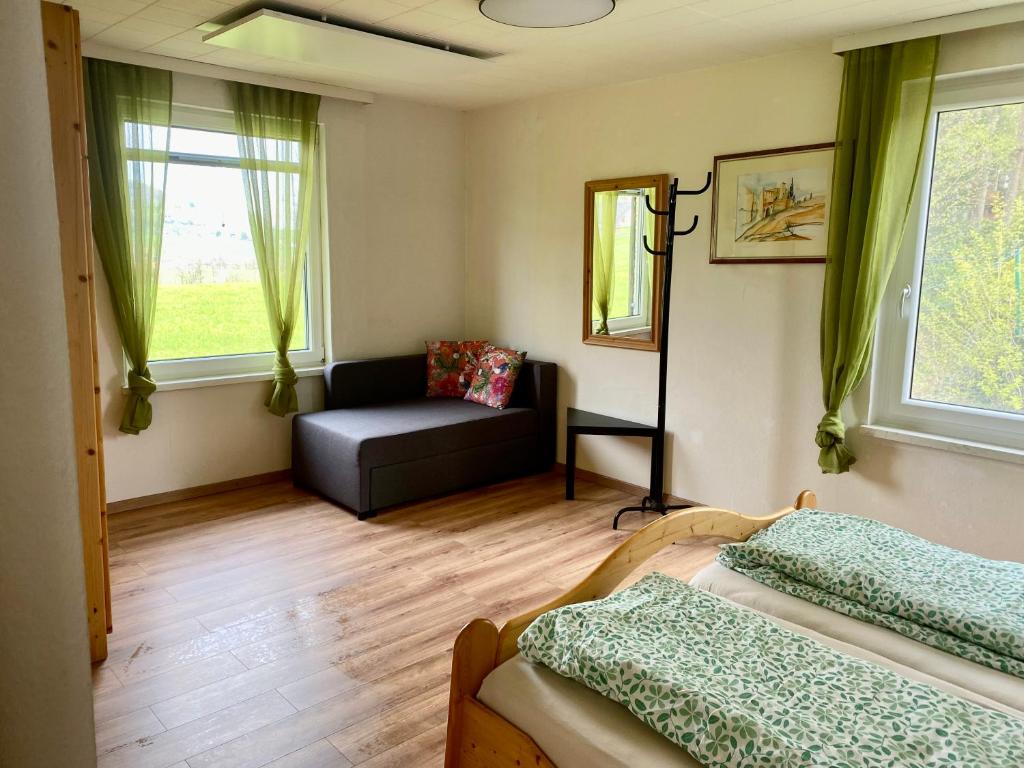 salon z 2 łóżkami i kanapą w obiekcie Ferienhaus am Traunsee mit Bergsicht w mieście Traunkirchen