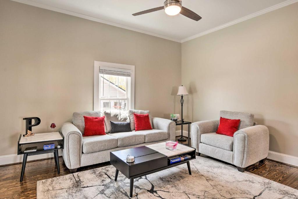 uma sala de estar com dois sofás e uma mesa em Ideally Located Penne Place with Deck and Grill em Greenville
