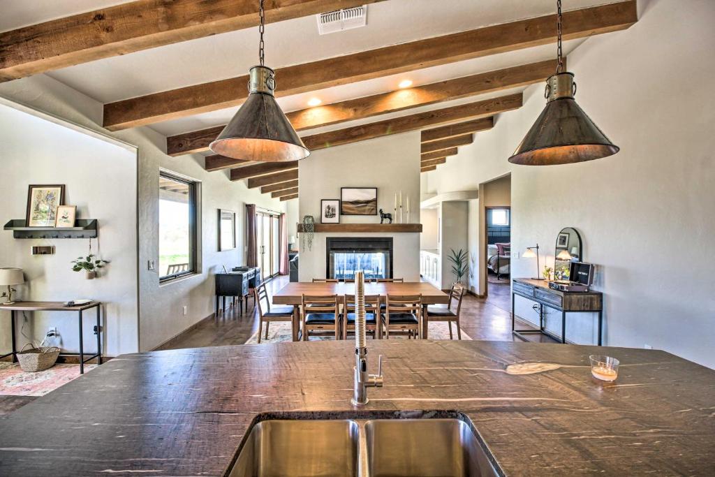 Χώρος καθιστικού στο Pastoral Elgin Escape with Covered Patio and Grill!