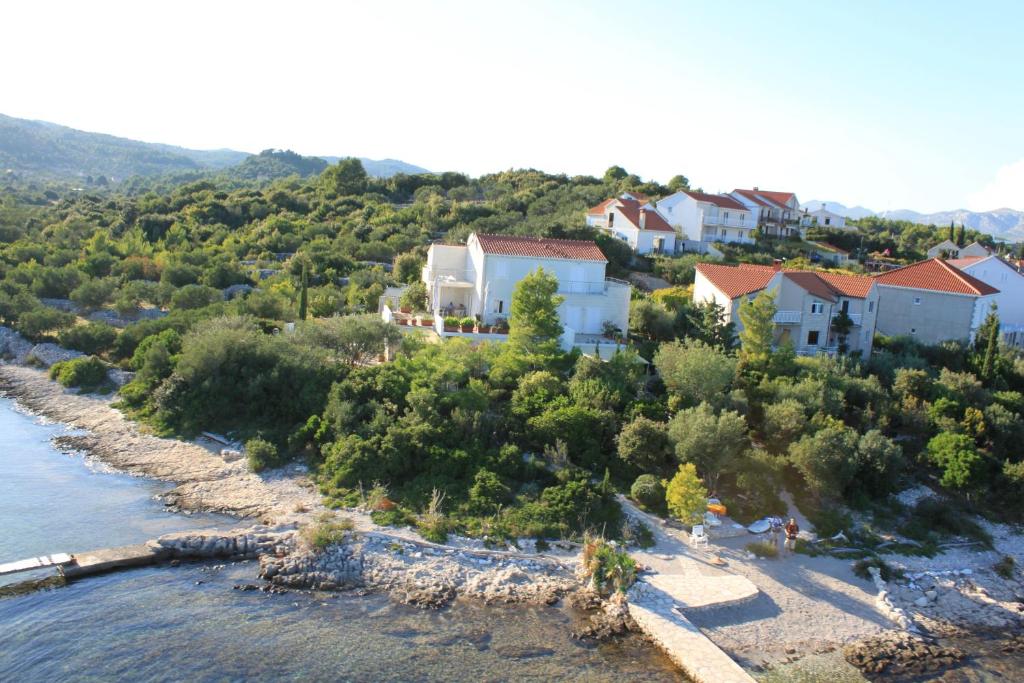 una vista aérea de un complejo en un río en Apartments Grbin en Korčula