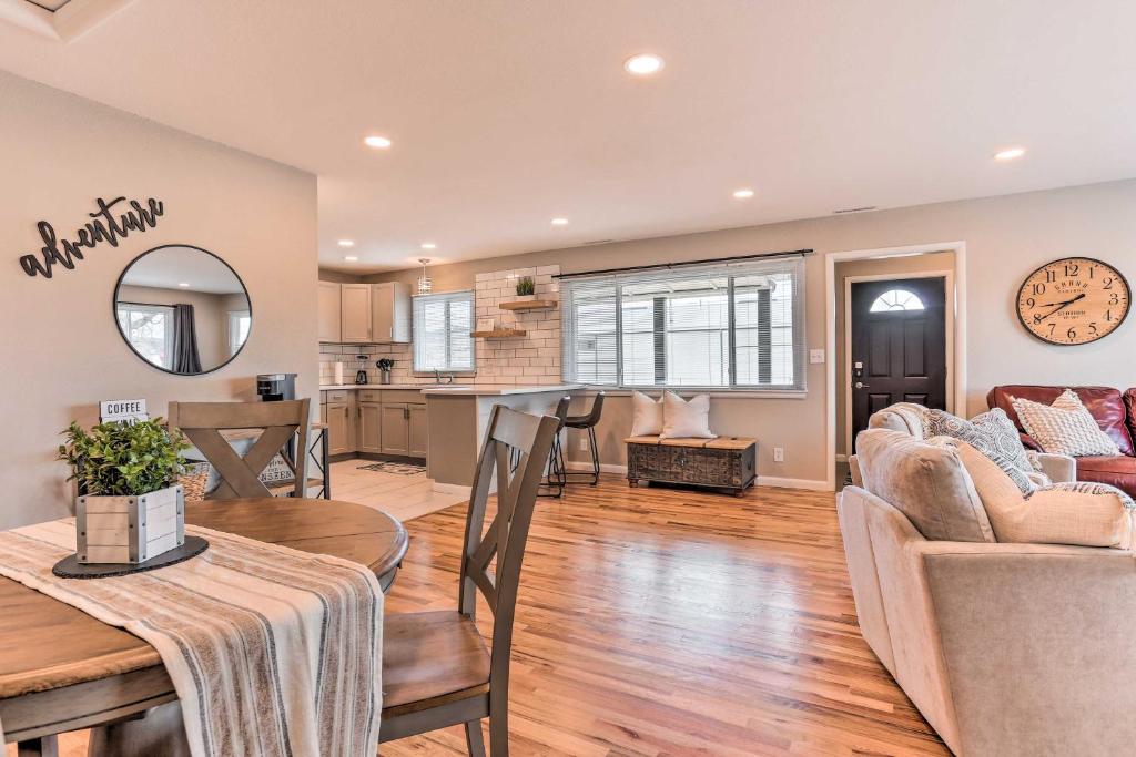 Η κουζίνα ή μικρή κουζίνα στο Inviting Rapid City Duplex Less Than 2 Mi to Downtown!