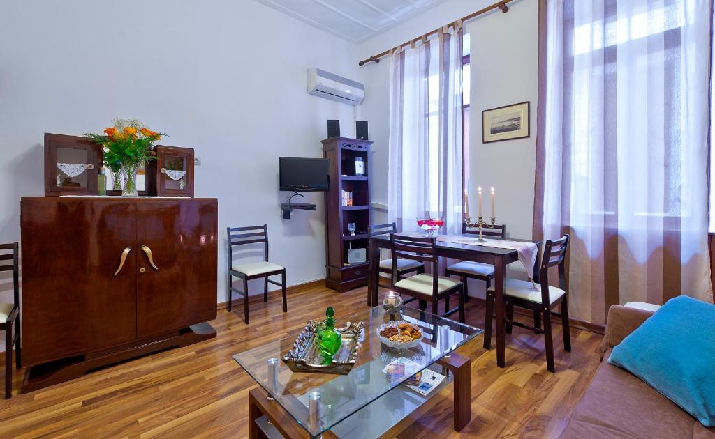 Aphrodite House - Two-Bedroom House - Split Level