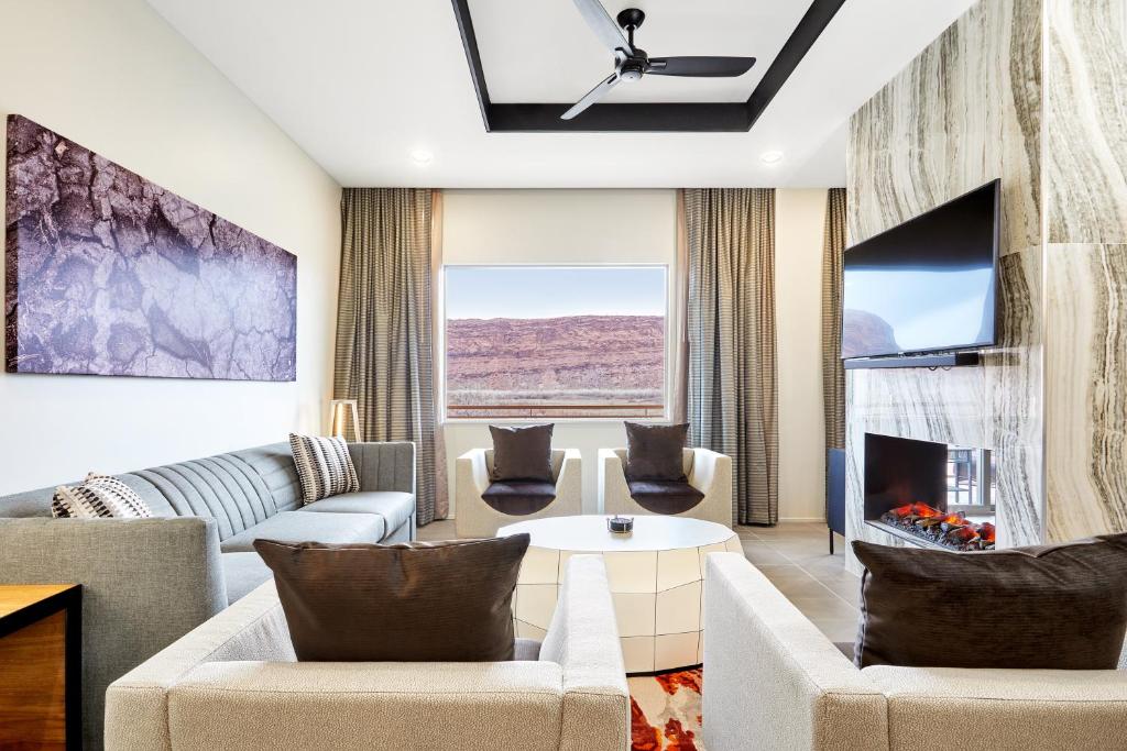 un soggiorno con divano e camino di WorldMark Moab a Moab