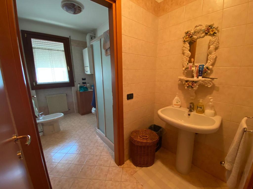 Dolce Ricordo, locazione turistica في Marano Vicentino: حمام مع حوض ومرآة