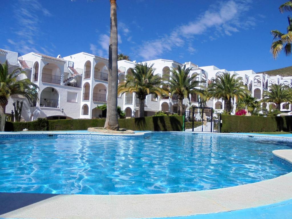 una gran piscina frente a un edificio blanco en Calas Holidays Literas, en Peñíscola