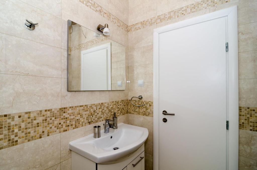 Guest House Cinema close to port - 13