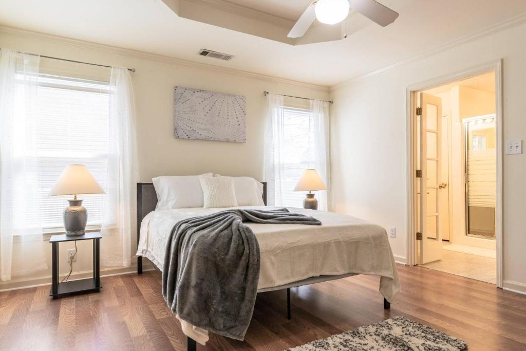 斯內爾維爾的住宿－Happy Commons，一间卧室配有一张床、两盏灯和一个窗户。