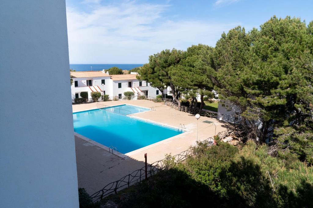 una foto di una piscina in una villa di Menorca Arenal d'en Castell ad Arenal d'en Castell