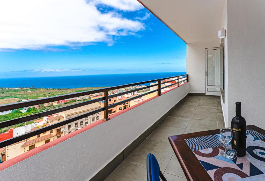 balcón con mesa y vistas al océano en Apartamento Cascabela, en Los Realejos