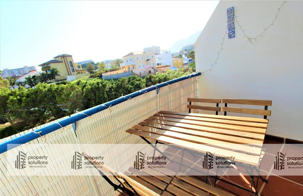 een houten bank bovenop een balkon bij Los Patos II Apartamentos - A 300 m de playa - Piscina - PARKING GRATIS - EXCELENTE CONEXION WIFI in Benalmádena