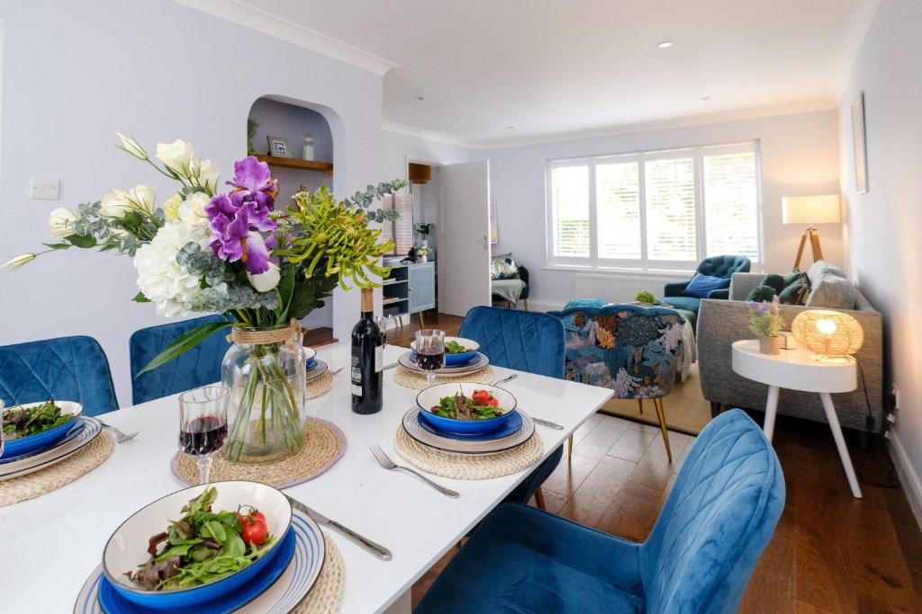 uma sala de estar com uma mesa com pratos de comida em 2 Hillcrest - Aldeburgh Coastal Cottages em Leiston