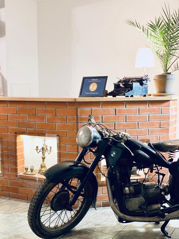 a black motorcycle parked in front of a brick wall at Restauracja Pensjonat Buda in Krosno